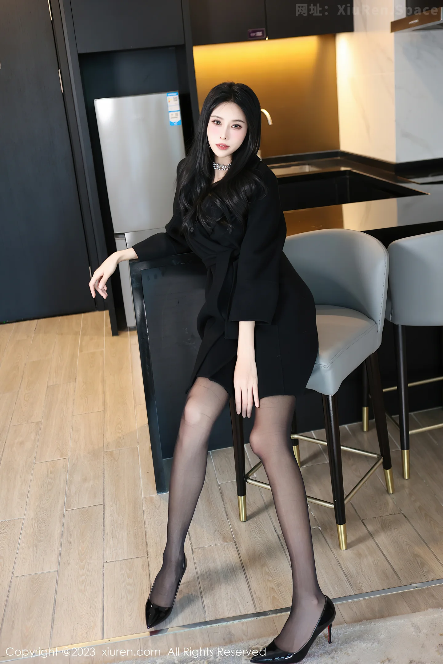 图片[2]-[XiuRen秀人网]VOL.7797 模特草莓mm脱黑色外套露黑色薄纱内衣配超薄黑丝极致魅惑写真70P-秀人网官方网站